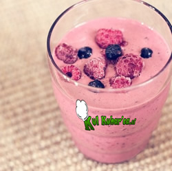 Smoothie-z-jagodičevjem-in-grškim-jogurtom