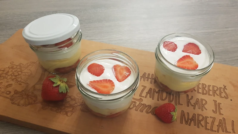 Enostaven recept za jagodni tiramisu v kozarcu