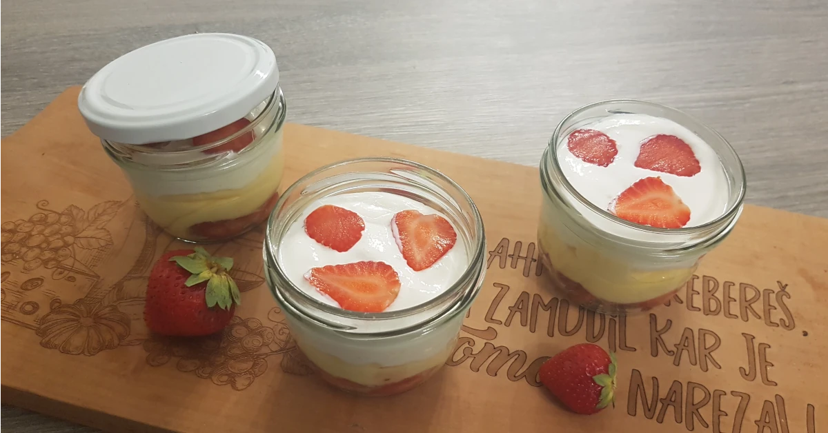 Recept za jagodni tiramisu v kozarcu na enostaven način